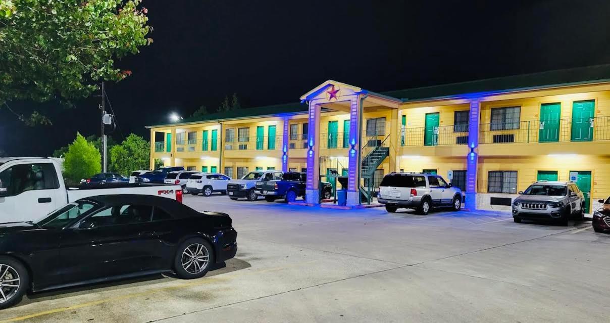 Scottish Inn & Suites Hankamer Exterior photo