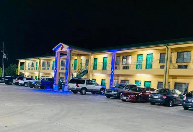 Scottish Inn & Suites Hankamer Exterior photo