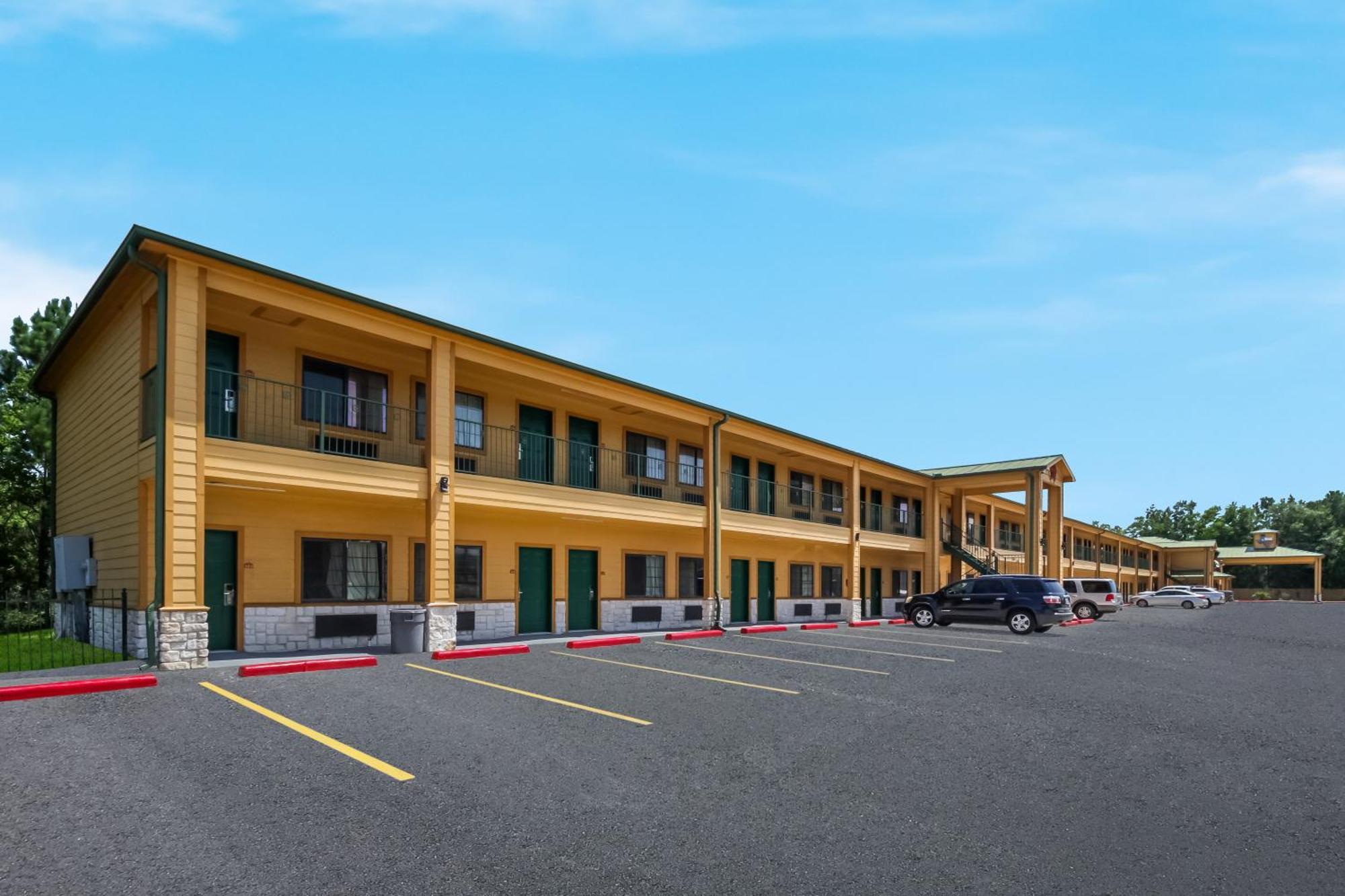 Scottish Inn & Suites Hankamer Exterior photo