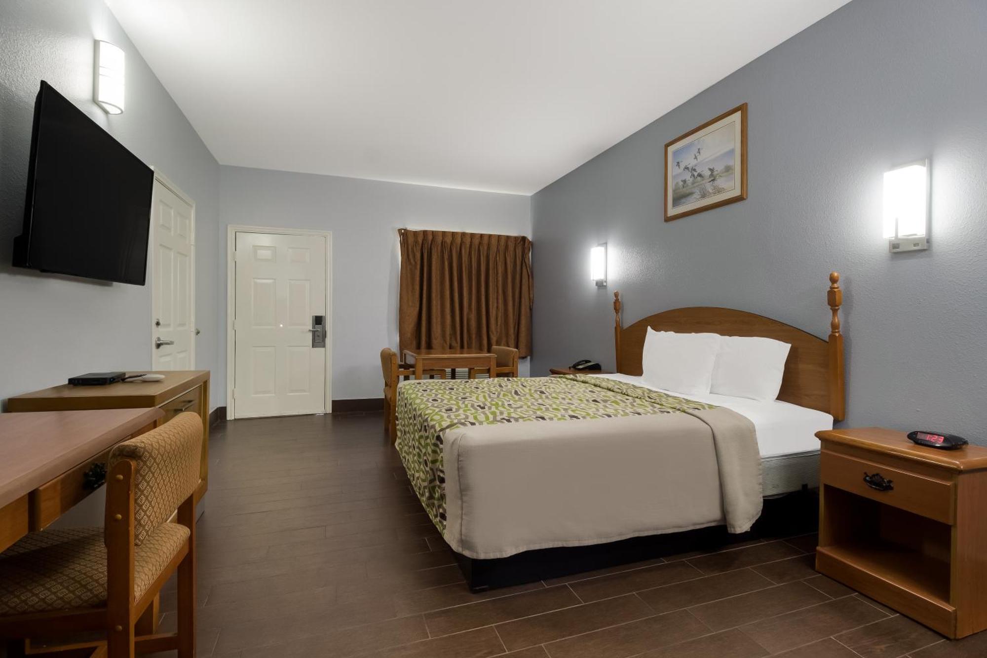 Scottish Inn & Suites Hankamer Exterior photo