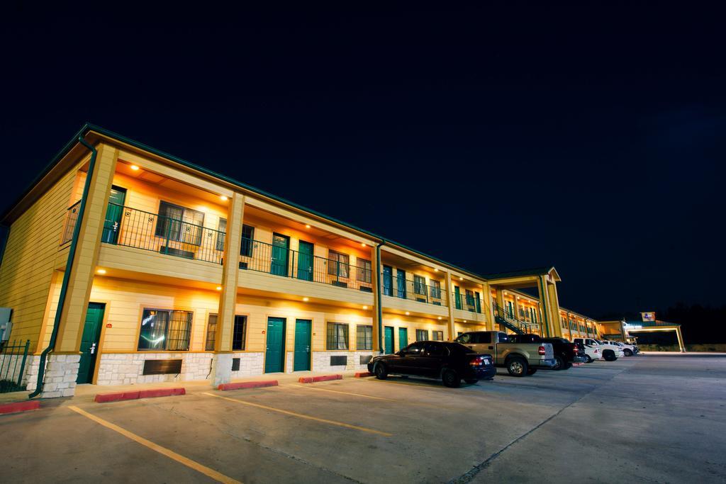 Scottish Inn & Suites Hankamer Exterior photo